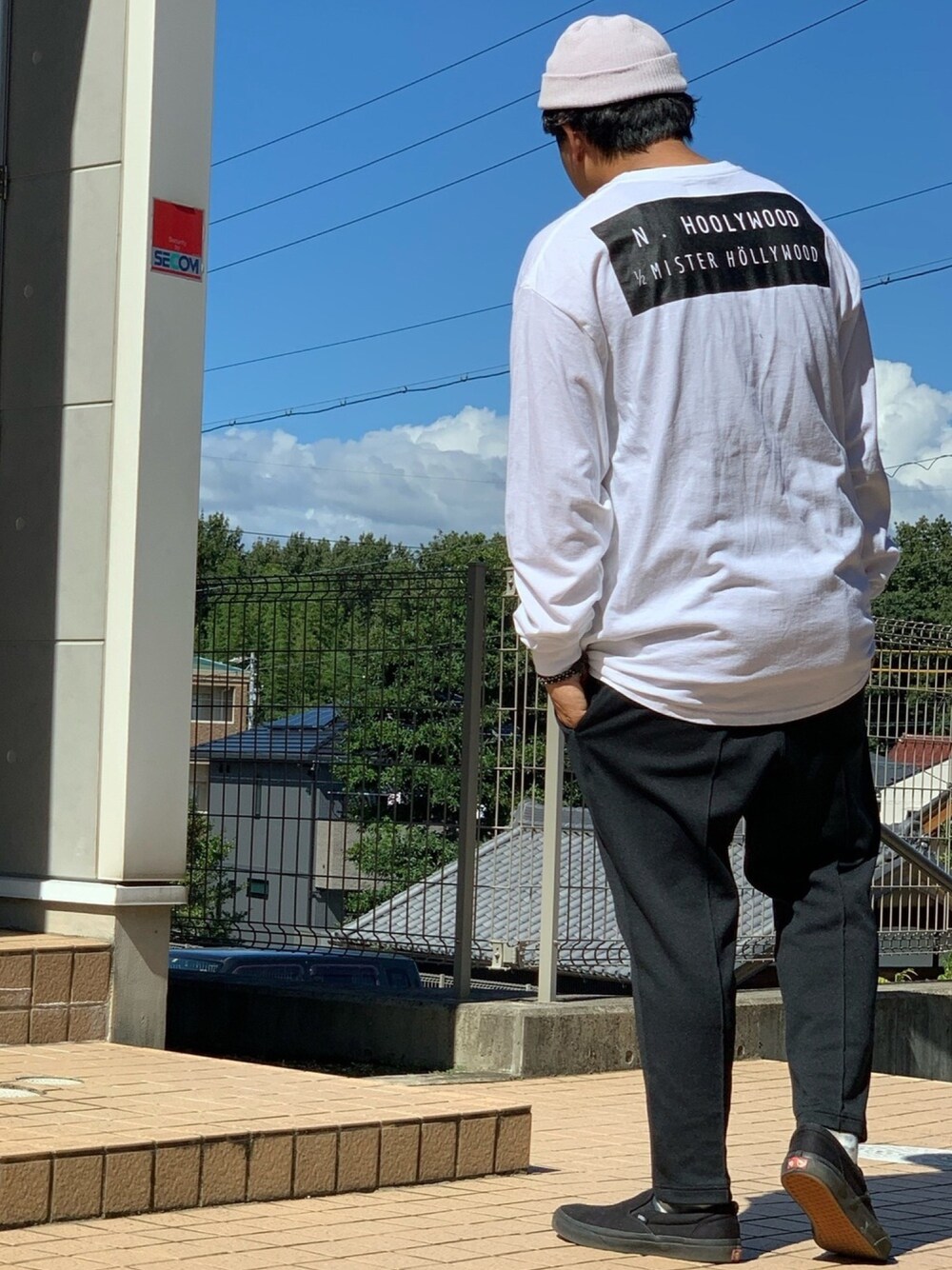 「秋のマイ旬スタイル、秋コーデ、おしゃれさんと繋がりたい、モノトーン、ロンT、オーバーサイズ、フレッドペリー、VANS、スリッポン、ニット帽」｜「N.HOOLYWOODのアイテム（Tシャツ/カットソー、ホワイト系）」を使った、Ryuさん（メンズ・172cm）の秋コーディネートの1枚目の写真