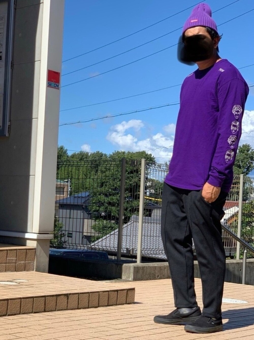 「秋コーデ、ロンT、むらさき、supreme、フレッドペリー、ジャージパンツ、VANS、秋のマイ旬スタイル、おしゃれさんと繋がりたい、スニーカーコーデ」｜「Supreme のアイテム（ニットキャップ/ビーニー、パープル系）」を使った、Ryuさん（メンズ・172cm）の秋コーディネートの1枚目の写真