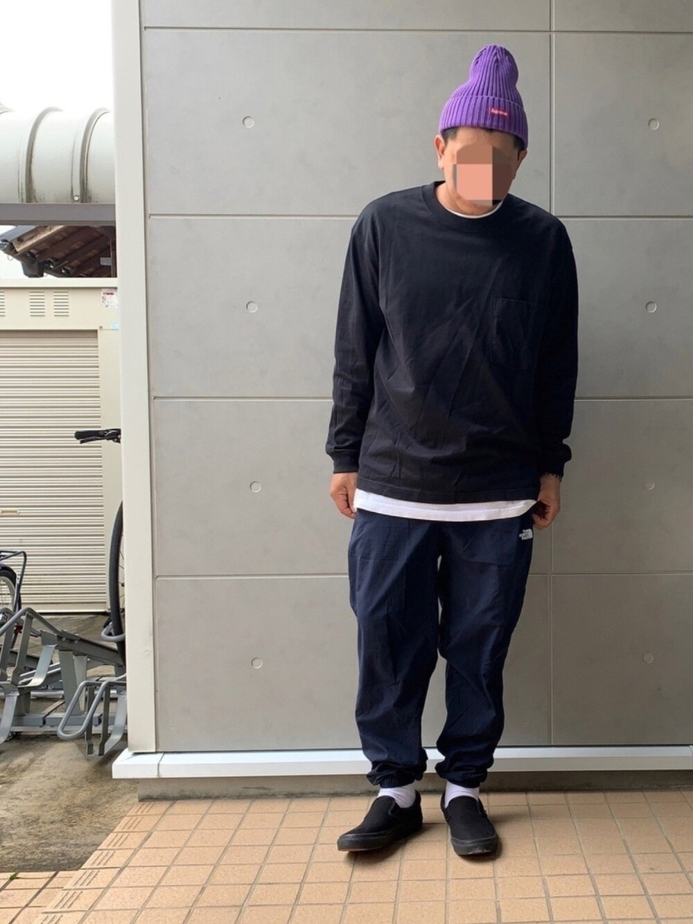 「休日スタイル、シンプルスタイル、UNIQLO、THE NORTH FACE、ジョガーパンツ、ネイビー、むらさき、シュプリーム、VANS、お洒落さんとつながりたい」｜「Supreme のアイテム（ニットキャップ/ビーニー、パープル系）」を使った、Ryuさん（メンズ・172cm）の秋コーディネートの1枚目の写真