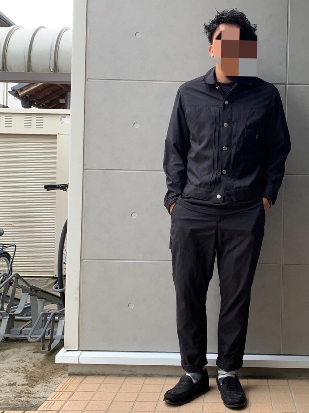 「お洒落さんとつながりたい、大人ストリート、セットアップ、uniform experiment、UNIQLO、GU、ローファー、タイダイ柄、秋コーデ、ワントーンコーデ」｜「uniform experimentのTROPICAL  FRONT BUTTON JACKET（ブルゾン、ブラック系）」を使った、Ryuさん（メンズ・172cm）の秋コーディネートの1枚目の写真