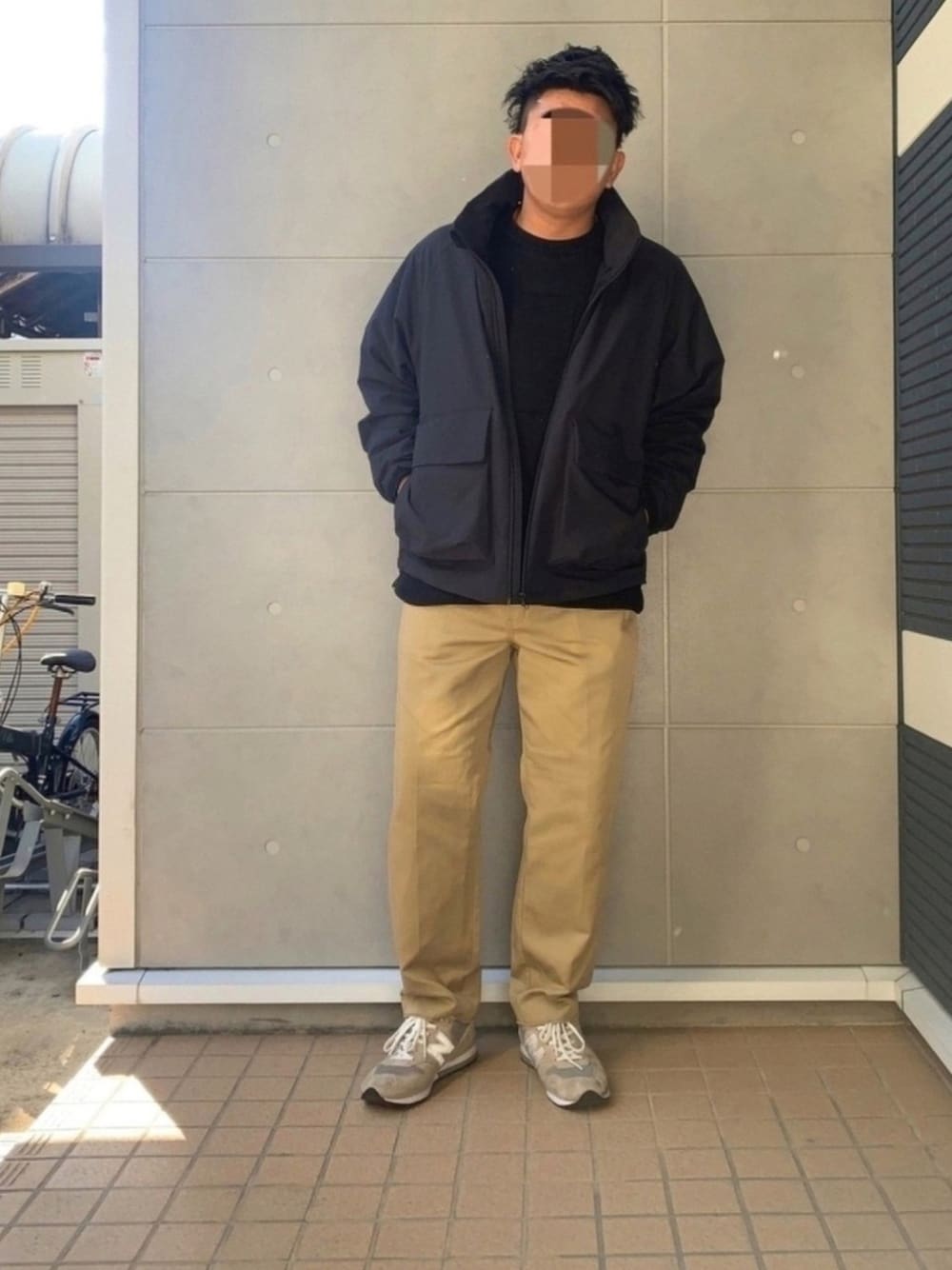 「シンプル、おしゃれさんと繋がりたい、GU、BEDWIN & THE HEARTBREAKERS、ニューバランス、ベージュ、ブラック、スニーカーコーデ、冬コーデ」｜「GUのアイテム（ジャケット/アウター、ブラック系）」を使った、Ryuさん（メンズ・172cm）の冬コーディネートの1枚目の写真
