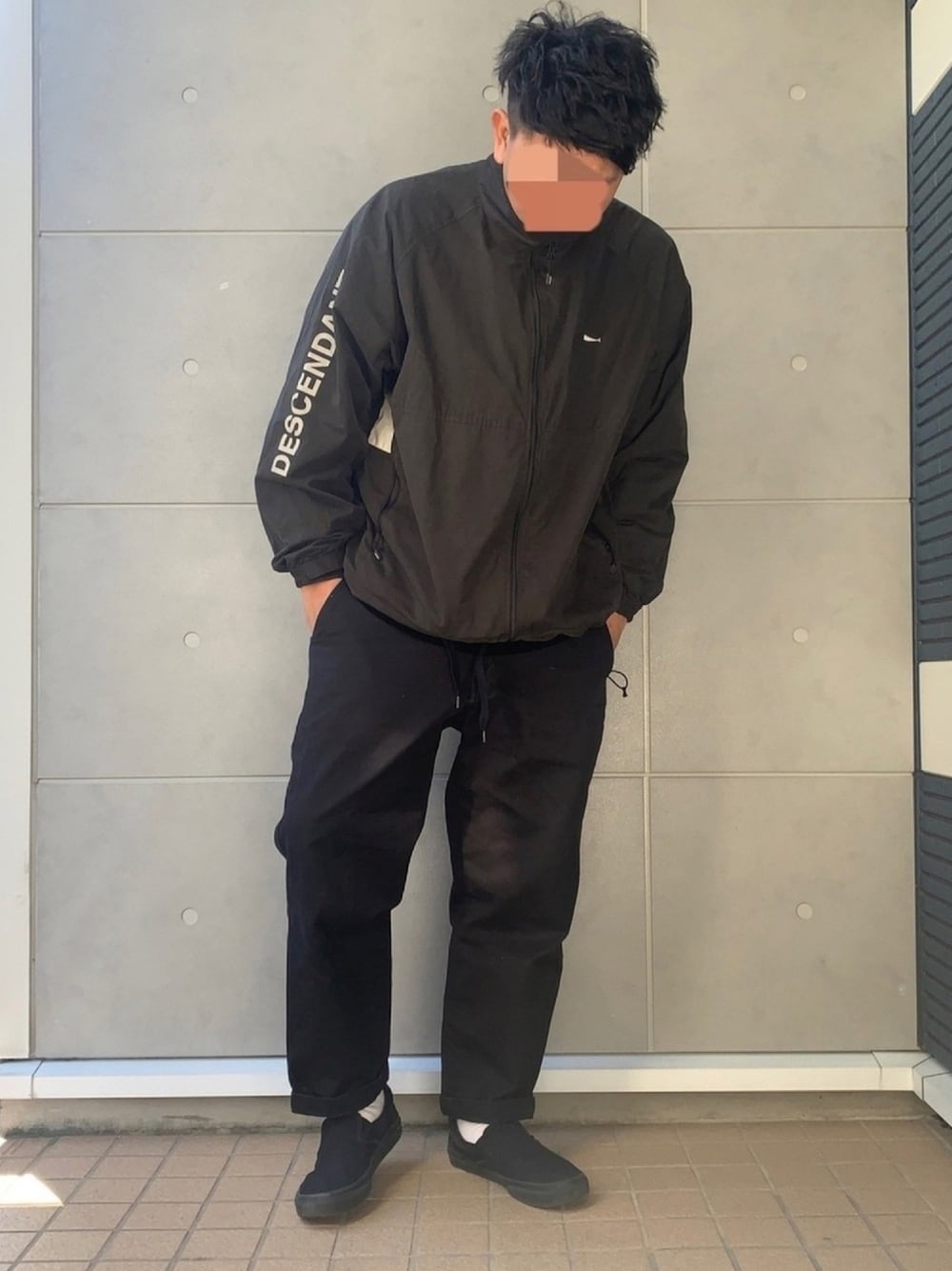 ブラック系のジャケット/アウター、ブラック系のその他パンツ、ブラック系のスリッポンを着用したメンズの冬コーディネートの1枚目の写真