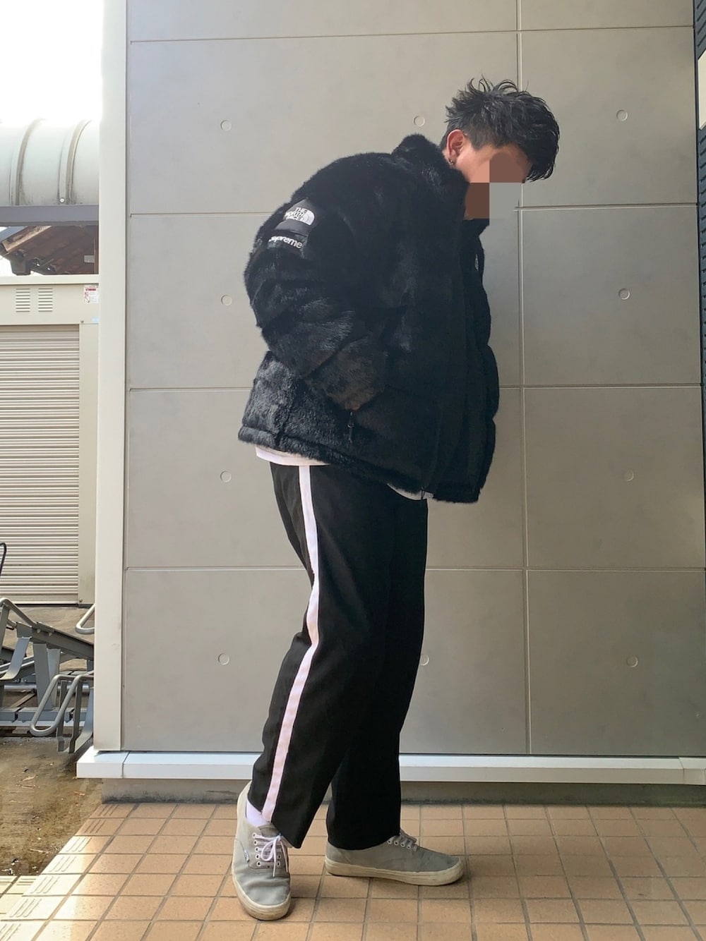 「ノースフェイス、ヌプシ、黒、モノトーン、uniform experiment、supreme、ラインパンツ、VANS、お洒落さんとつながりたい、ストリート」｜「Supreme のアイテム（ジャケット/アウター、ブラック系）」を使った、Ryuさん（メンズ・172cm）の冬コーディネートの1枚目の写真
