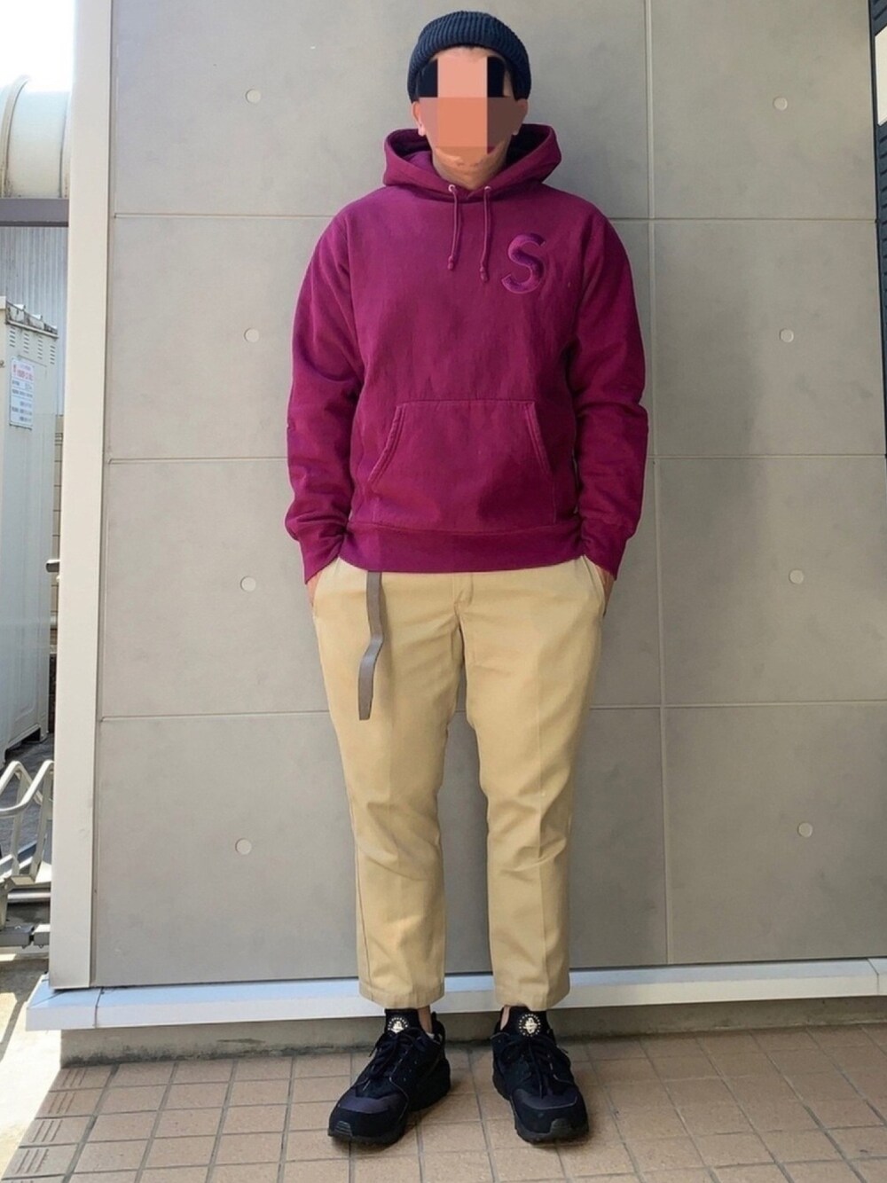 「パーカー、おしゃれさんと繋がりたい、紫、supreme、BEDWIN & THE HEARTBREAKERS、NIKE、ハラチ、ストリート、チノパン」｜「BEDWIN & THE HEARTBREAKERSの9/L DICKIES TC STRETCH PANTS "JESSEE"（チノパンツ、ベージュ系）」を使った、Ryuさん（メンズ・172cm）の冬コーディネートの1枚目の写真