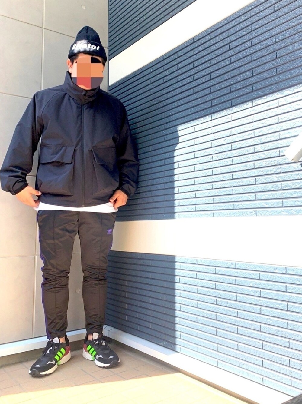 「お洒落さんとつながりたい、黒コーデ、Bristol、adidas、GU、スポーツミックス、スニーカー、トラックパンツ、オールブラック」｜「F.C.Real BristolのAUTHENTIC KNIT CAP（ニットキャップ/ビーニー、ブラック系）」を使った、Ryuさん（メンズ・172cm）の春コーディネートの1枚目の写真
