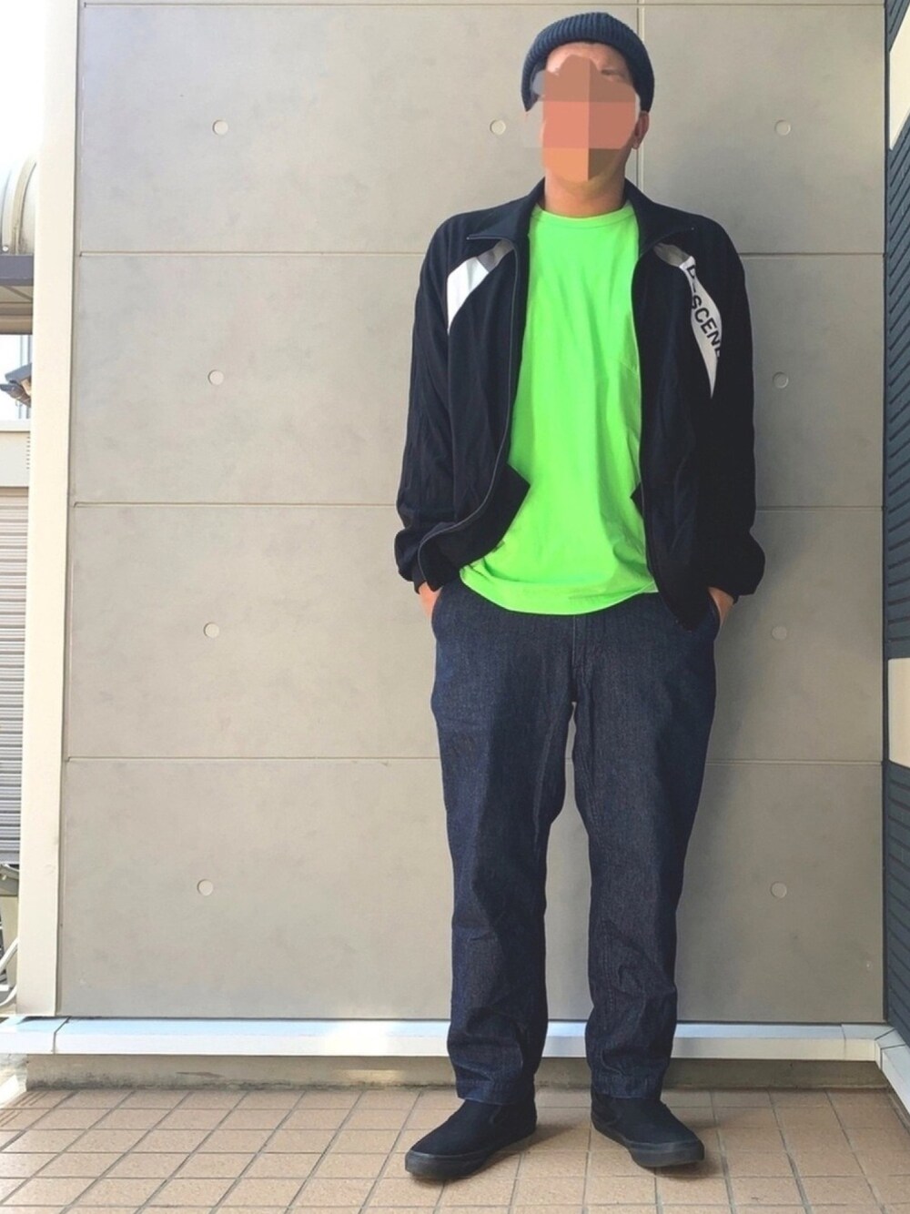 「おしゃれさんと繋がりたい、ディセンダント、ダブルタップス、蛍光カラー、VANS、ストリート、ジャージ、デニム」｜「VANSのVANS ヴァンズ SLIP ON スリッポン V98CLA M.BLACK（スリッポン、ブラック系）」を使った、Ryuさん（メンズ・172cm）の春コーディネートの1枚目の写真