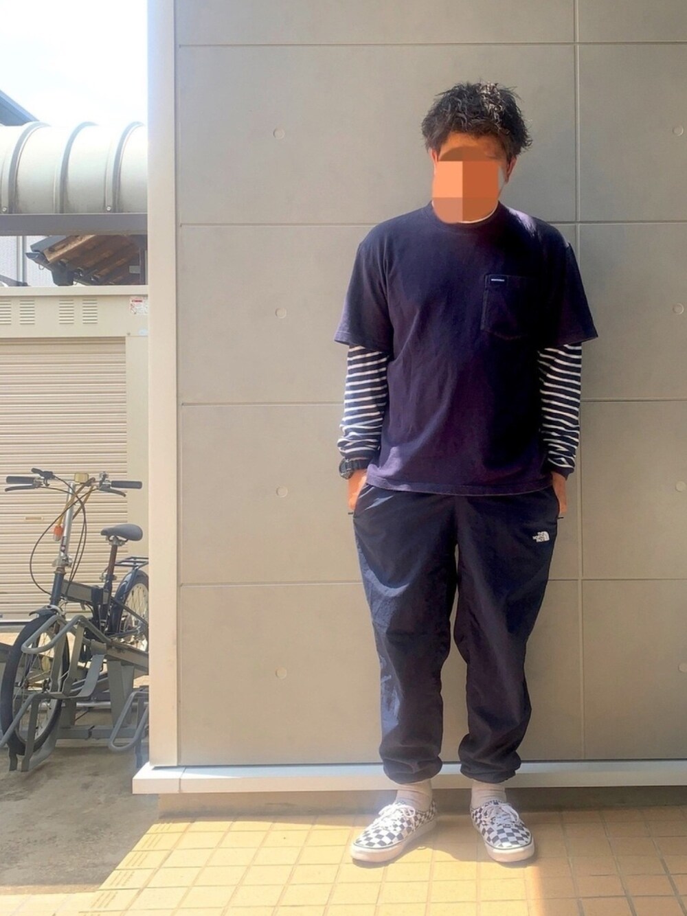 「リラックススタイル、ジョガーパンツ、ディセンダント、THE NORTH FACE、VANS、ストリート、ネイビー、大人ストリート、ボーダー、チェック柄」｜「DESCENDANTのアイテム（Tシャツ/カットソー、ブルー系）」を使った、Ryuさん（メンズ・172cm）の春コーディネートの1枚目の写真