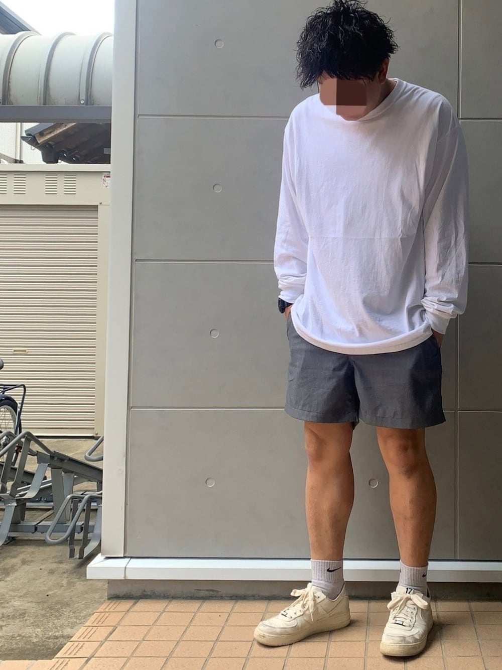 「おしゃれさんと繋がりたい、ビッグシルエット、短パン、N.HOOLYWOOD、SOPHNET.、NIKE、エアフォースワン、長袖×短パン」｜「N.HOOLYWOOD SOUVENIRのSWEAT SHIRT（スウェット、ホワイト系）」を使った、Ryuさん（メンズ・172cm）の春コーディネートの1枚目の写真