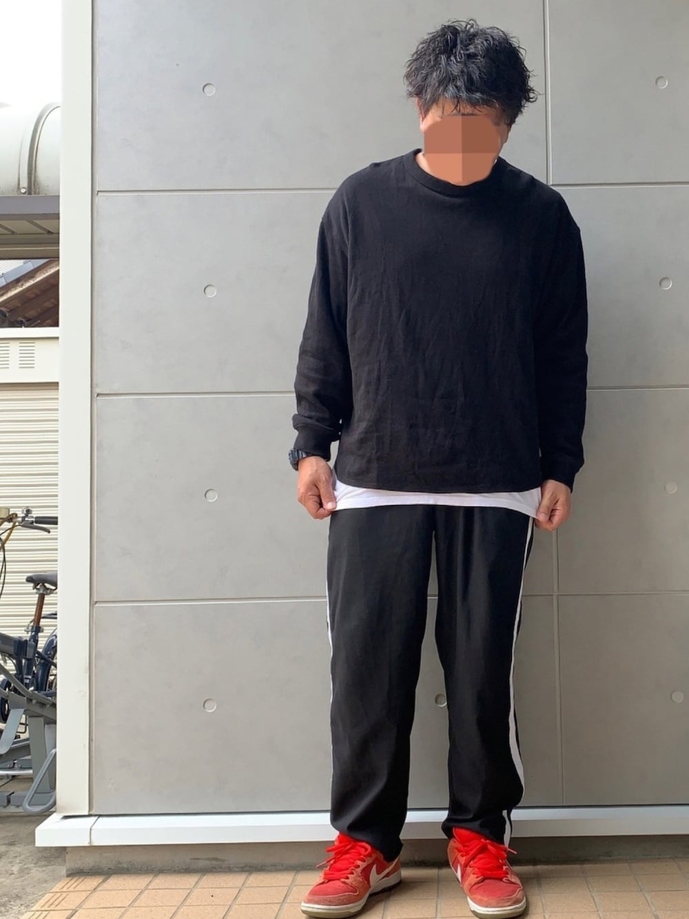 「お洒落さんとつながりたい、モノトーン、赤スニーカー、GU、uniform experiment、ラインパンツ、ダンク、サーマル、黒コーデ」｜「GUのアイテム（Tシャツ/カットソー、ブラック系）」を使った、Ryuさん（メンズ・172cm）の春コーディネートの1枚目の写真