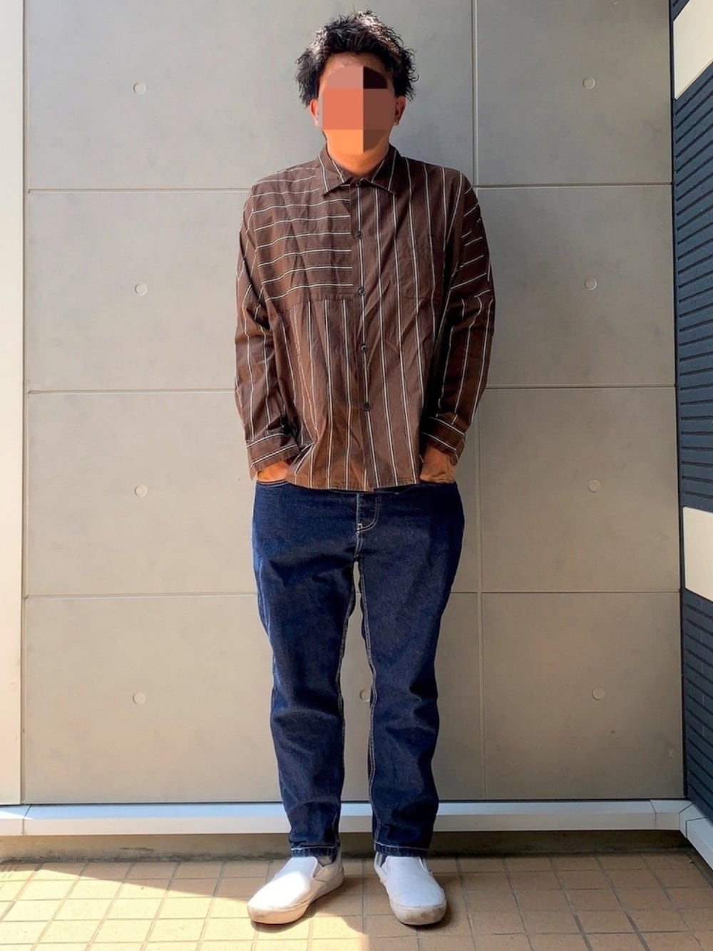 「SOPHNET.、デニム、シャツ×デニム、スリッポン、シャツコーデ、春、おしゃれさんと繋がりたい、ストライプ」｜「SOPHNET.のBOLD STRIPE REGULAR COLLAR SHIRT（シャツ/ブラウス、ブラウン系）」を使った、Ryuさん（メンズ・172cm）の春コーディネートの1枚目の写真