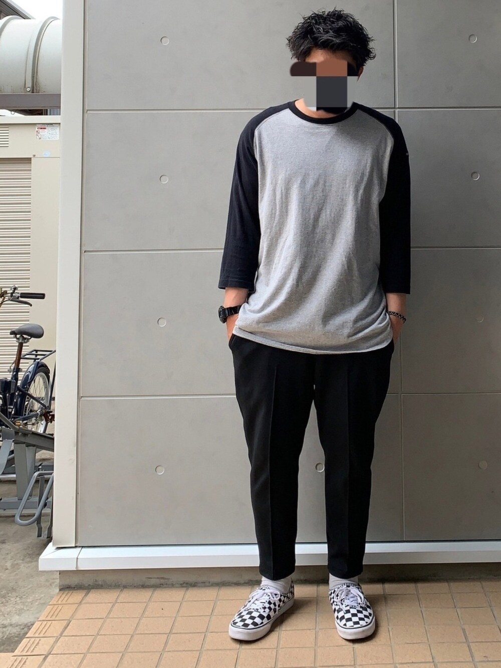 「カジュアルコーデ、ラグランTシャツ、ネイバーフッド、フレッドペリー、VANS、チェック、七分袖、シンプル、おしゃれさんと繋がりたい」｜「FRED PERRYのCropped Pocket Track Pants （その他パンツ、ブラック系）」を使った、Ryuさん（メンズ・172cm）の夏コーディネートの1枚目の写真