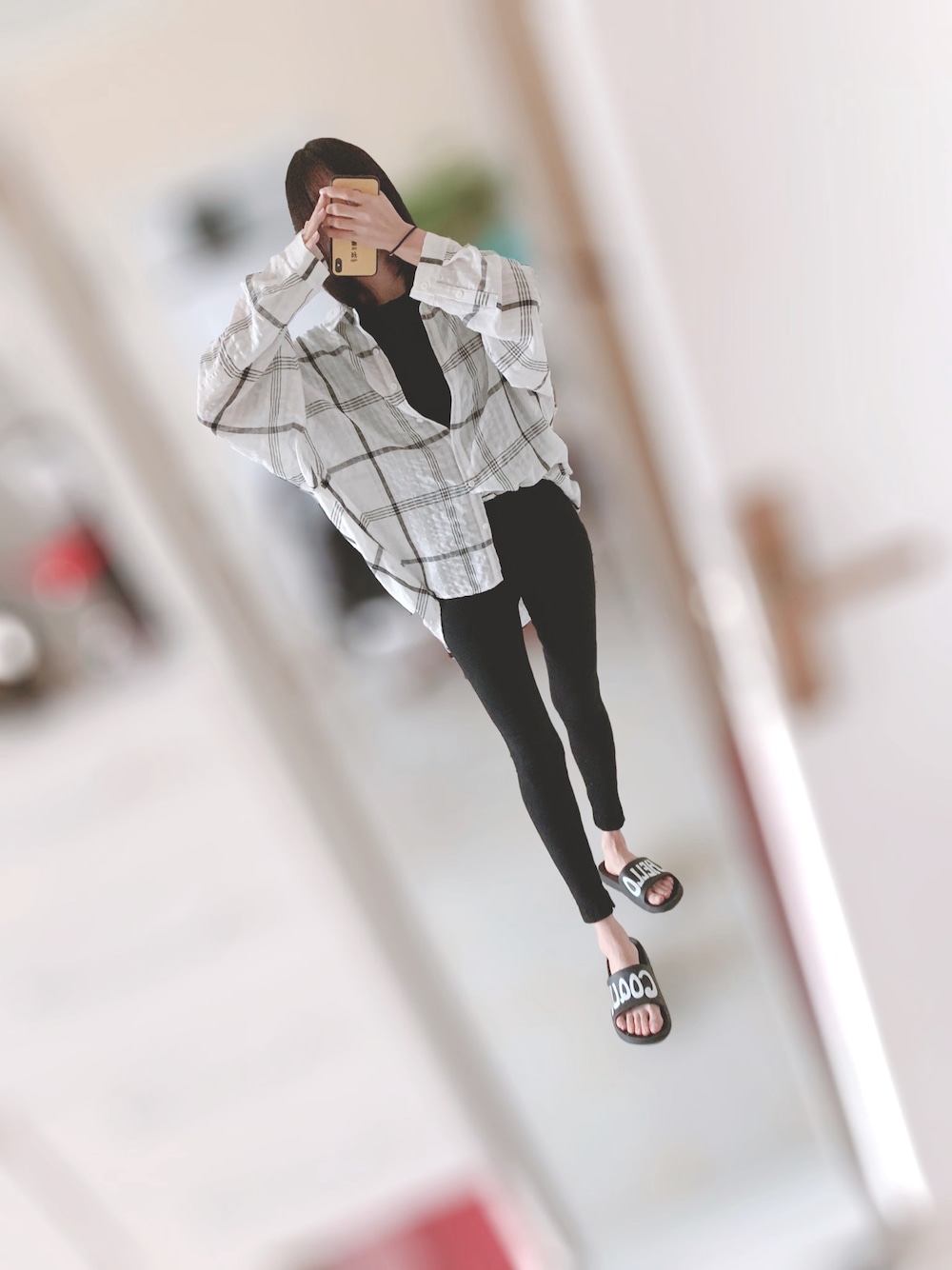 ホワイト系のシャツ/ブラウス、ブラック系のその他パンツを着用したレディースの夏コーディネートの1枚目の写真