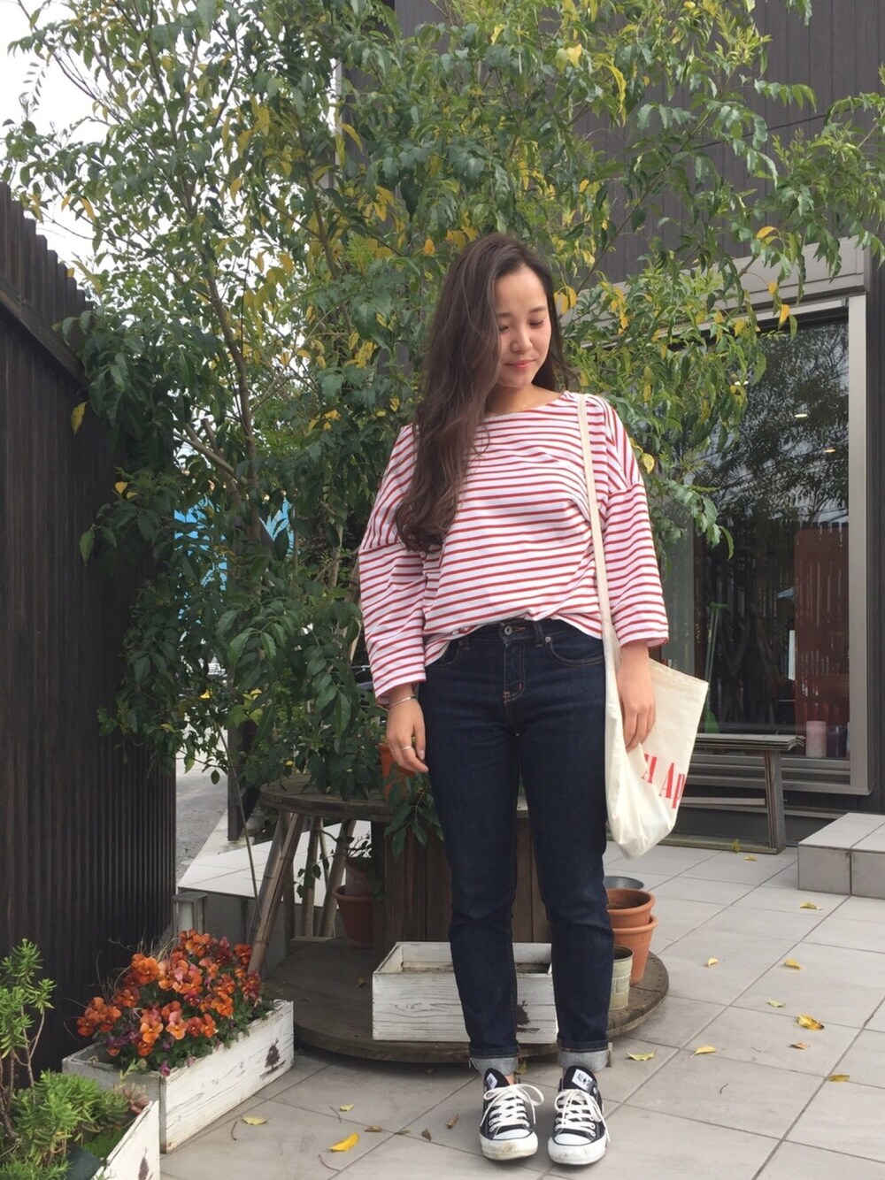「パンツスタイル、ゆるコーデ、デニムパンツ、converse、オトナカジュアル、ストライプ、春コーデ、シンプルコーデ、カジュアル、楽チンコーデ」｜「Bshopの【Naked&Famous】ストレッチデニム　11oz Stretch Selvedge IDG（デニムパンツ、ブルー系）」を使った、#ramusetさん（レディース・154cm）の春コーディネートの1枚目の写真