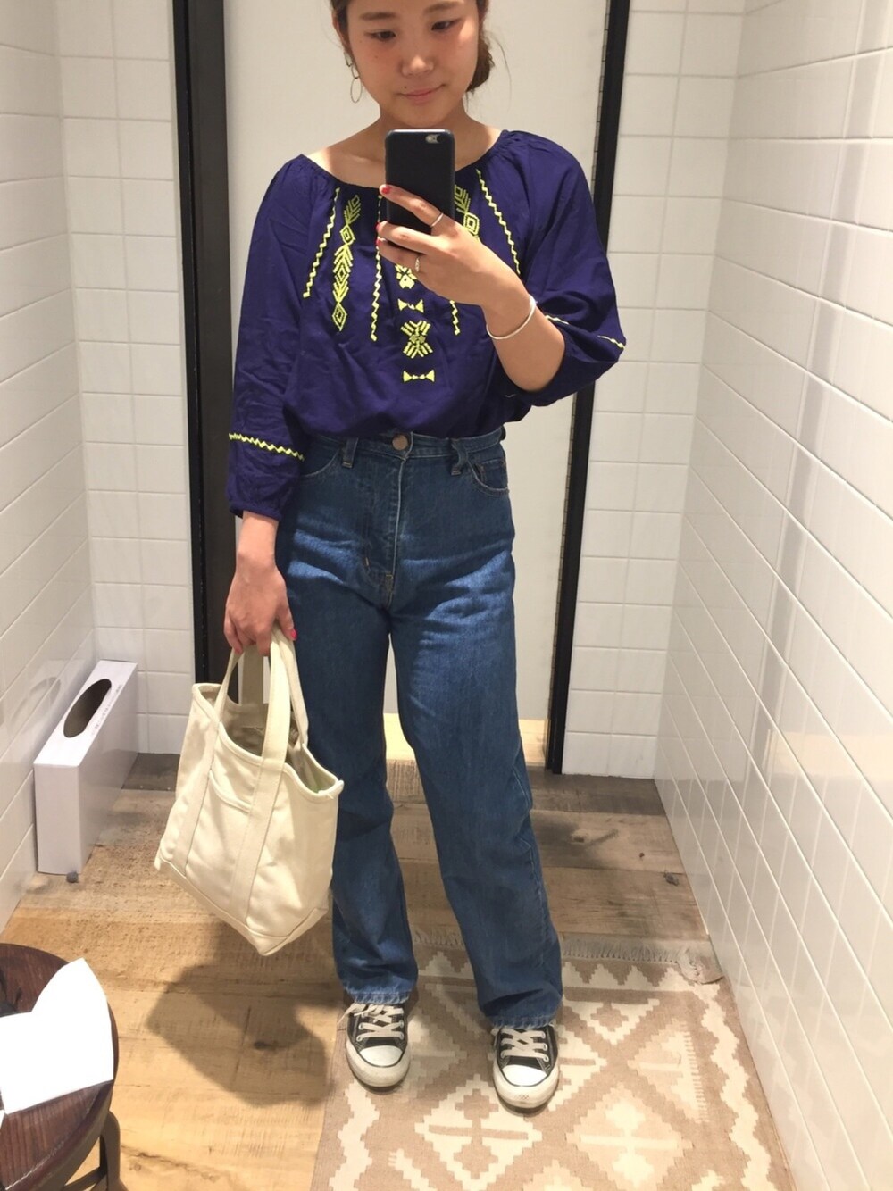 「夏コーデ、オトナカジュアル、ゆるコーデ、denim、オフショルダー、低身長、デニムパンツ、ワイドパンツ、刺繍ブラウス、トートバッグ」｜「RED CARD TOKYOのアイテム（デニムパンツ、ブルー系）」を使った、#ramusetさん（レディース・154cm）の夏コーディネートの1枚目の写真
