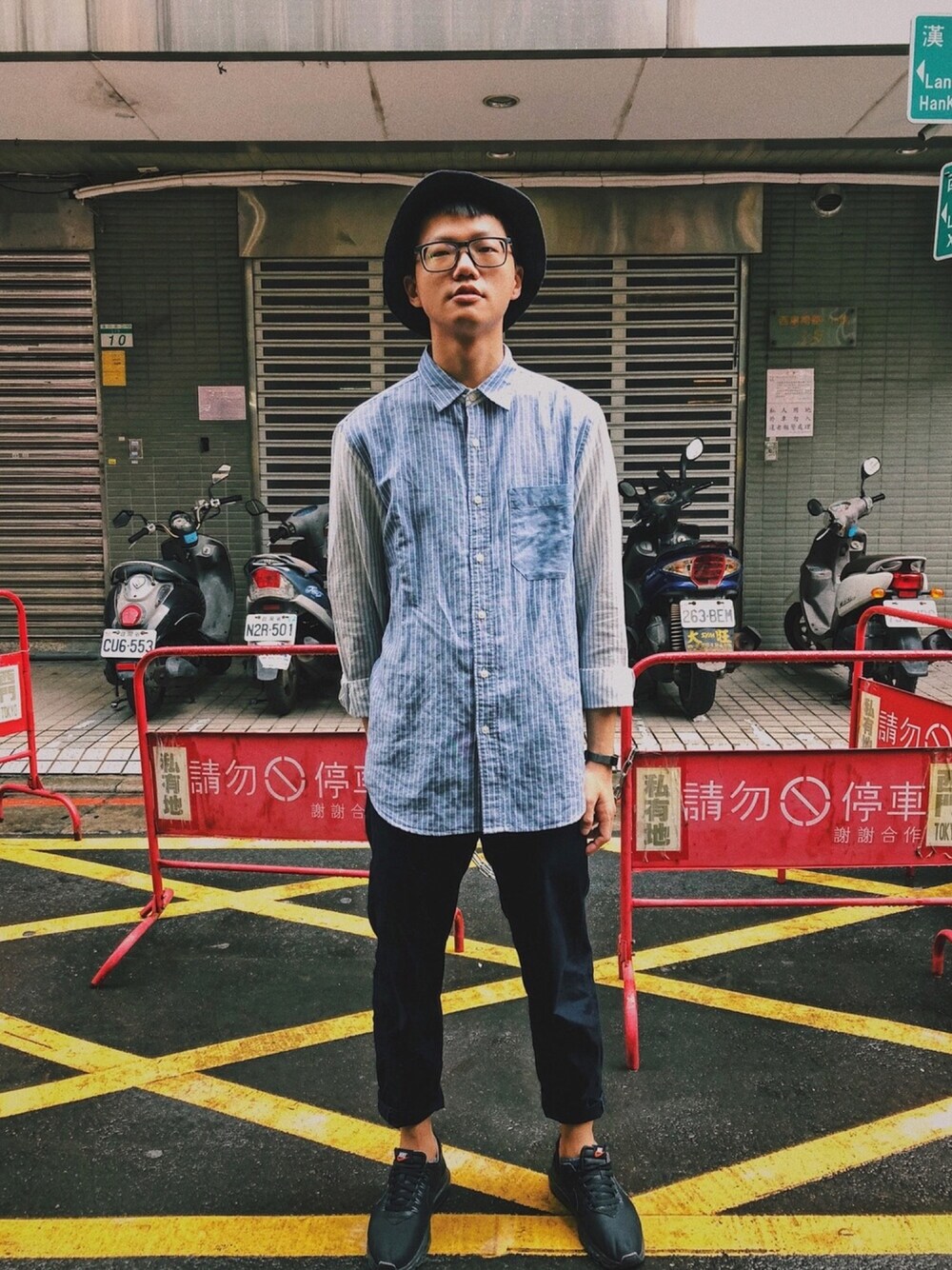 「西門町、街頭、拼接、條紋襯衫、UNIQLO」｜「UNIQLOのアイテム（シャツ/ブラウス、ブルー系）」を使った、Hsun Hsun Chenさん（メンズ・175cm）の秋コーディネートの1枚目の写真