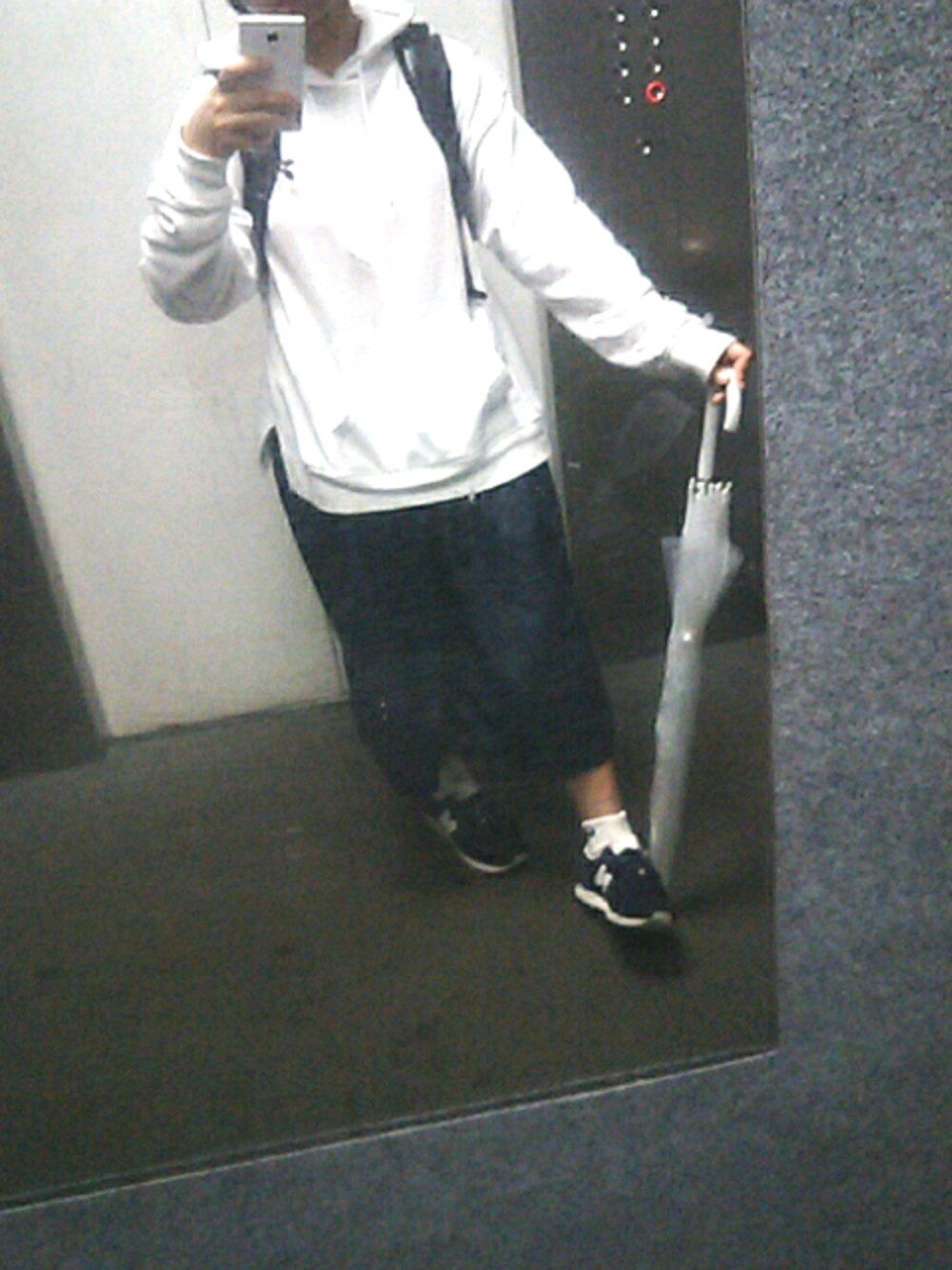 「mobus、NIKE、WEGO、earth music&ecology、white、navy、black、雨の日コーデ、モノトーン、シンプル」｜「mobusのアイテム（バックパック/リュック、ブラック系）」を使った、あこさん（レディース・158cm）の秋コーディネートの1枚目の写真