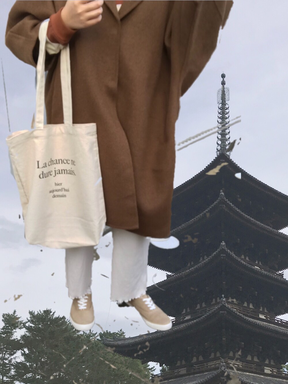 パープル系のその他アウター、ベージュ系のトートバッグ、ブラウン系のTシャツ/カットソーを着用したレディースの冬コーディネートの1枚目の写真