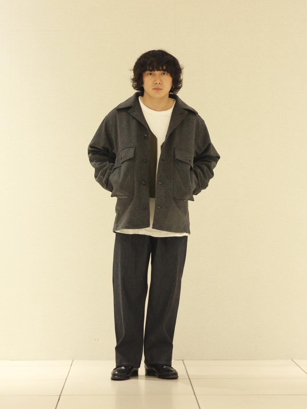 グレー系のジャケット/アウター、ブルー系のデニムパンツ、ブラック系のモカシン/デッキシューズを着用したメンズの秋コーディネートの1枚目の写真