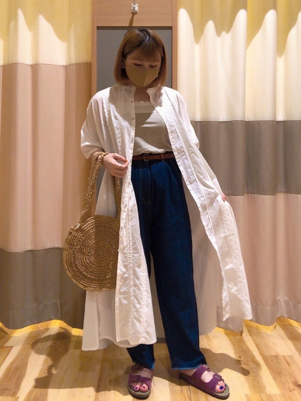 ホワイト系のワンピース、ベージュ系のトートバッグ、パープル系のサンダルを着用したレディースの夏コーディネートの1枚目の写真