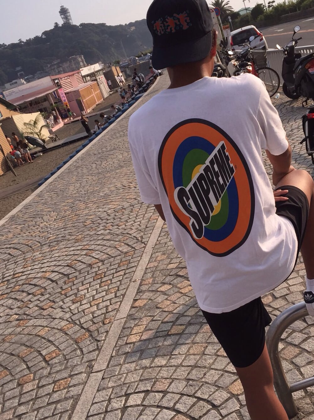 「夏コーデ、おしゃれさんと繋がりたい、スニーカー、シンプルコーデ、ラフ、ootd、古着、キャップ、大学生、supreme」｜「Keith Haringのアイテム（キャップ、ブラック系）」を使った、りゅうぎさん（メンズ・173cm）の春コーディネートの1枚目の写真
