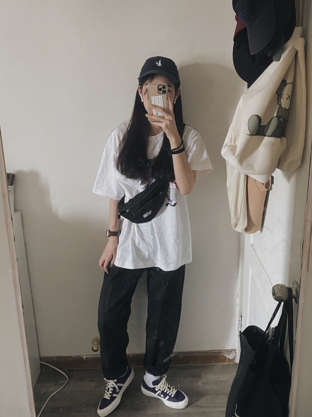 「ootd、街頭穿搭、oversize、converse、白T、今日のコーデ、夏コーデ、UNIQLO、THE NORTH FACE、FR2」｜「FR2の”FXXKING RABBITS” Embroidery Six Panel Cap（キャップ、ブラック系）」を使った、Nikki Taguchiさん（レディース・165cm）の秋コーディネートの1枚目の写真