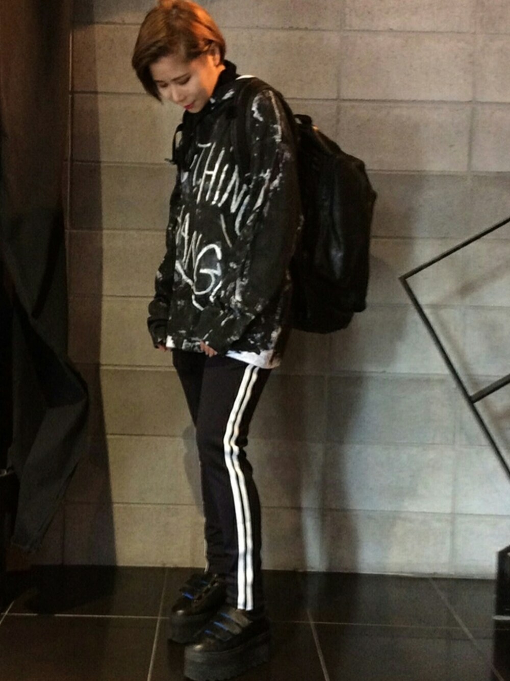 ホワイト系のその他パンツ、ブラック系のパーカーを着用したレディースの冬コーディネートの1枚目の写真