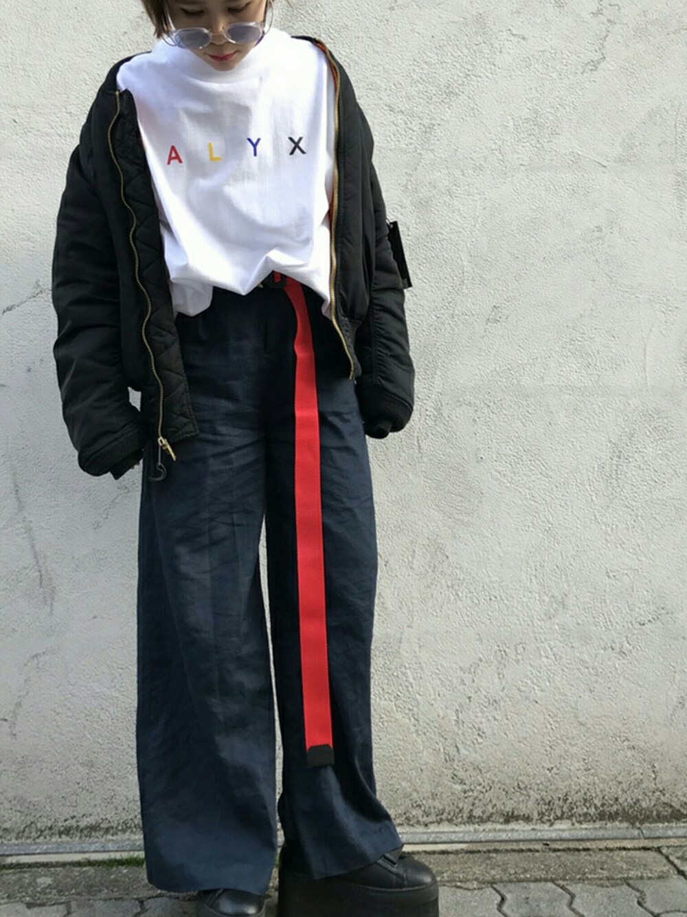 ホワイト系のTシャツ/カットソー、ブラック系のダウンジャケット/コート、レッド系のベルトを着用したレディースの冬コーディネートの1枚目の写真