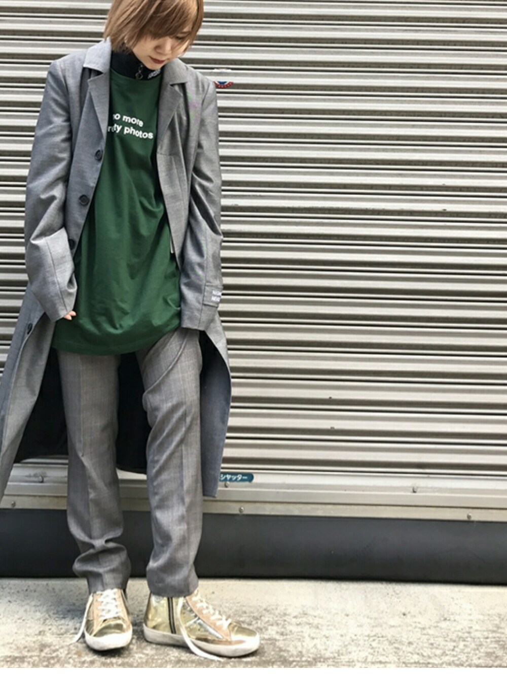 グレー系のテーラードジャケット、グレー系のその他パンツ、ゴールド系のスニーカーを着用したレディースの冬コーディネートの1枚目の写真