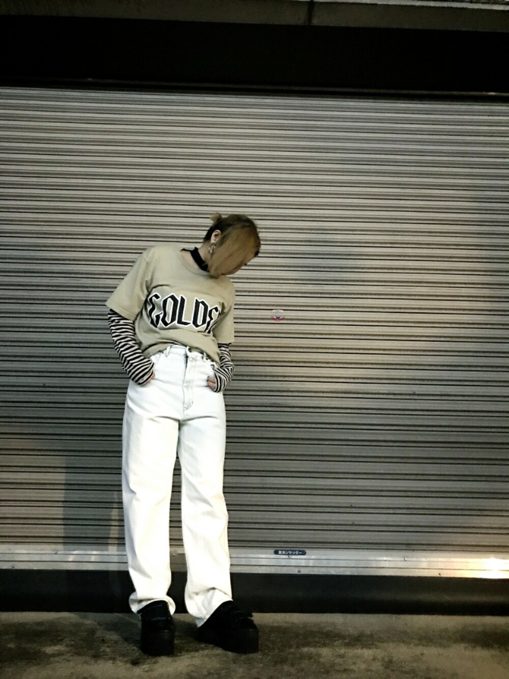 ベージュ系のTシャツ/カットソー、ホワイト系のその他パンツを着用したレディースの夏コーディネートの1枚目の写真