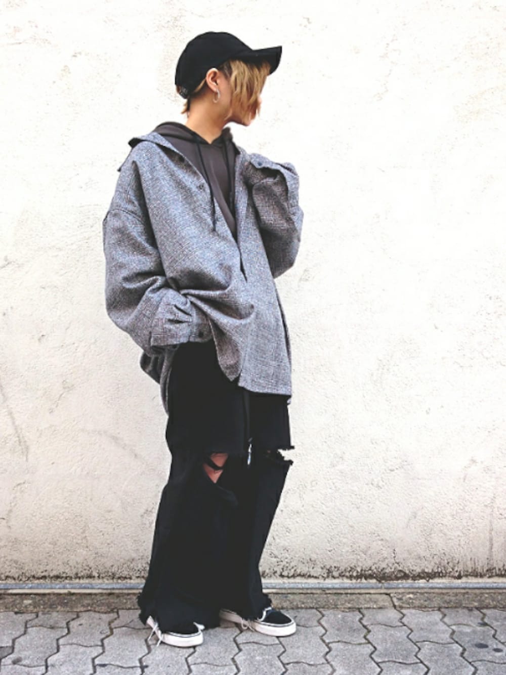 グレー系のシャツ/ブラウス、グレー系のシャツ/ブラウス、グレー系のパーカーを着用したレディースの秋コーディネートの1枚目の写真