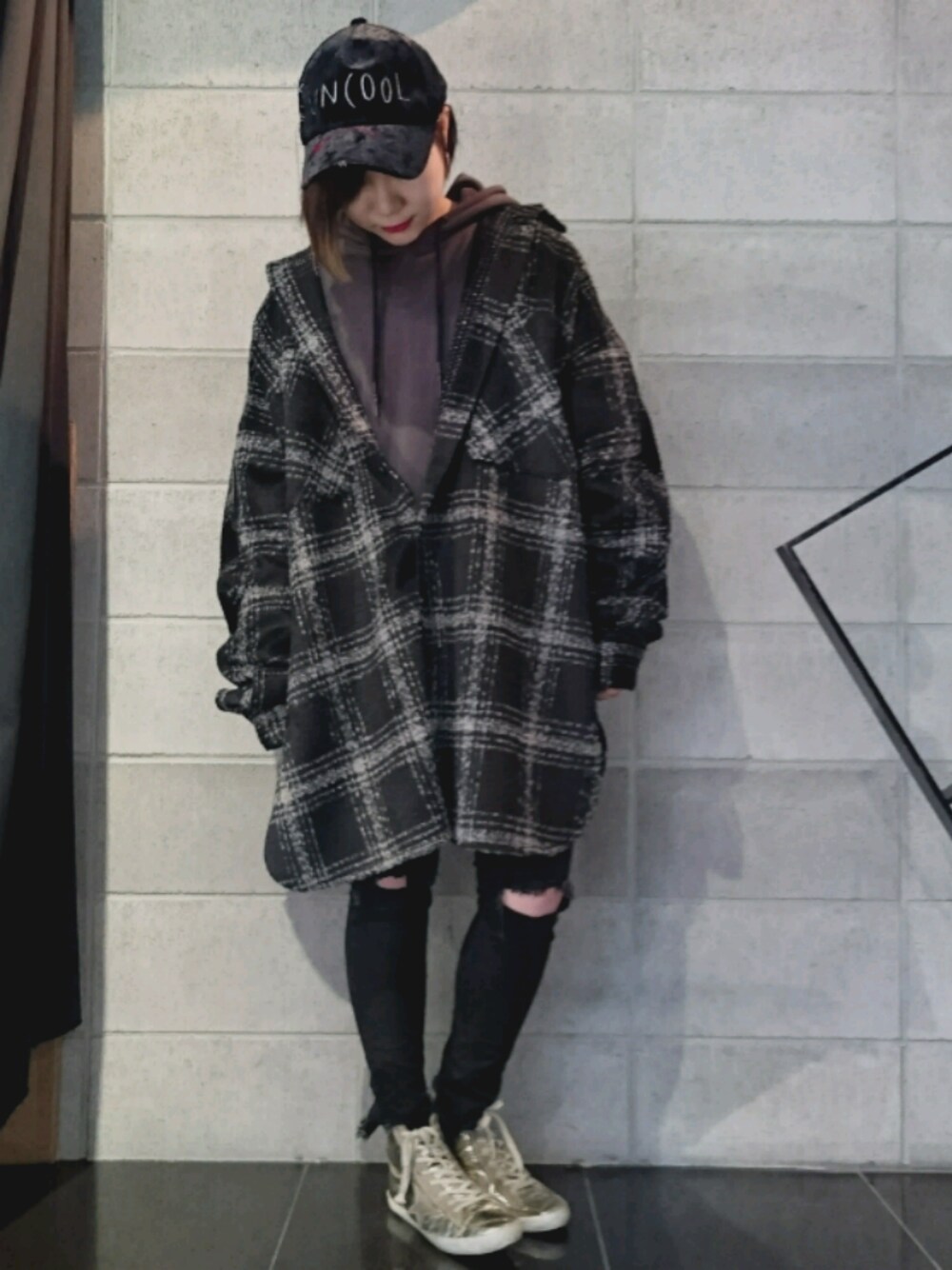 ホワイト系のシャツ/ブラウス、ゴールド系のスニーカー、ホワイト系のシャツ/ブラウスを着用したレディースの冬コーディネートの1枚目の写真