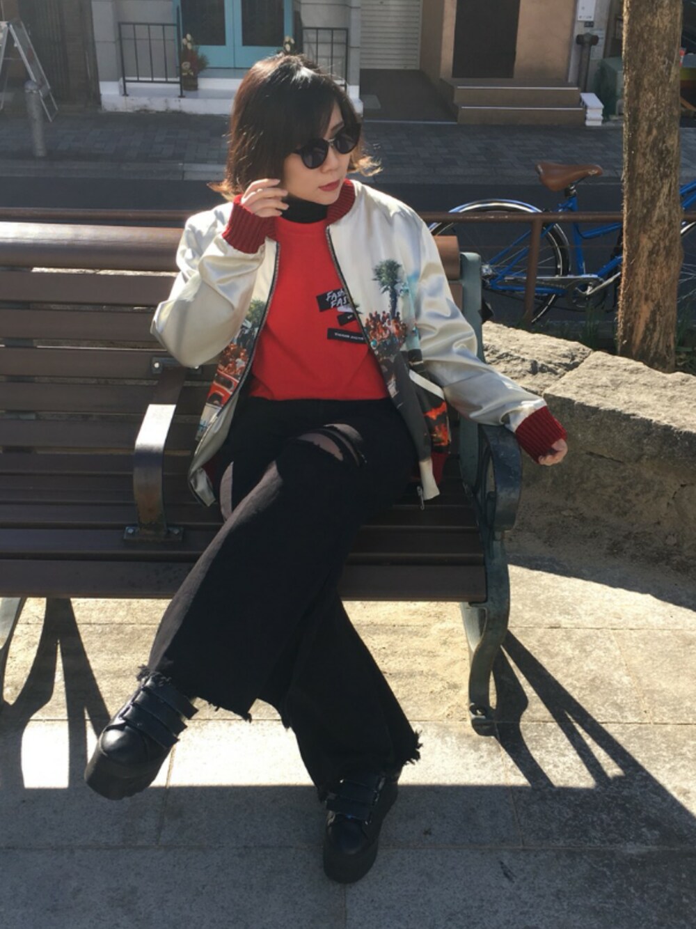 レッド系のブルゾン、ブラック系のデニムパンツ、レッド系のTシャツ/カットソーを着用したレディースの冬コーディネートの1枚目の写真