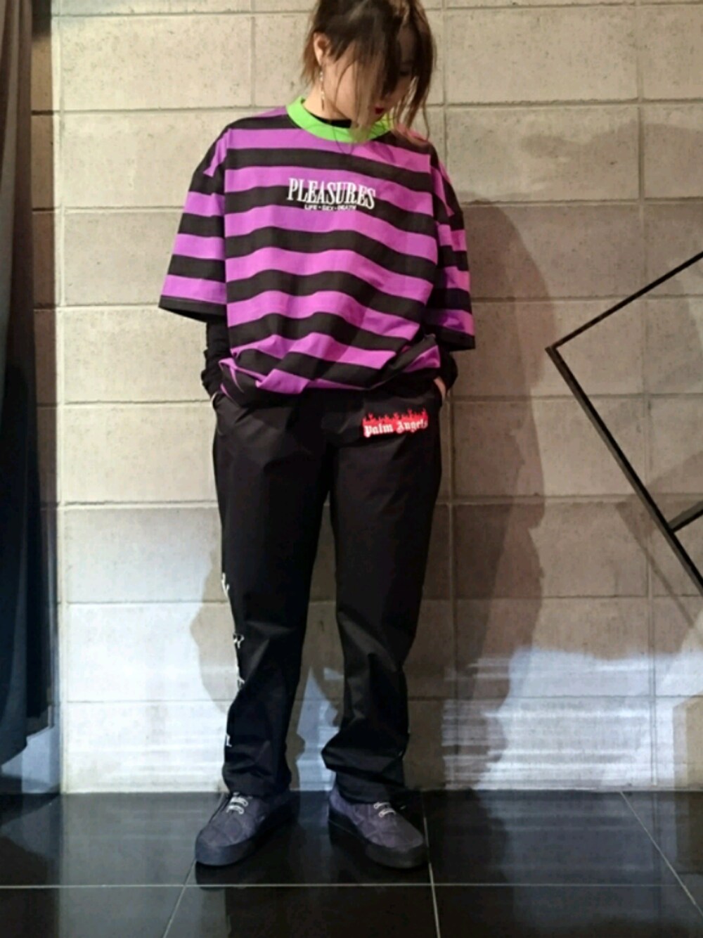 パープル系のTシャツ/カットソー、ブラック系のその他パンツを着用したレディースの春コーディネートの1枚目の写真