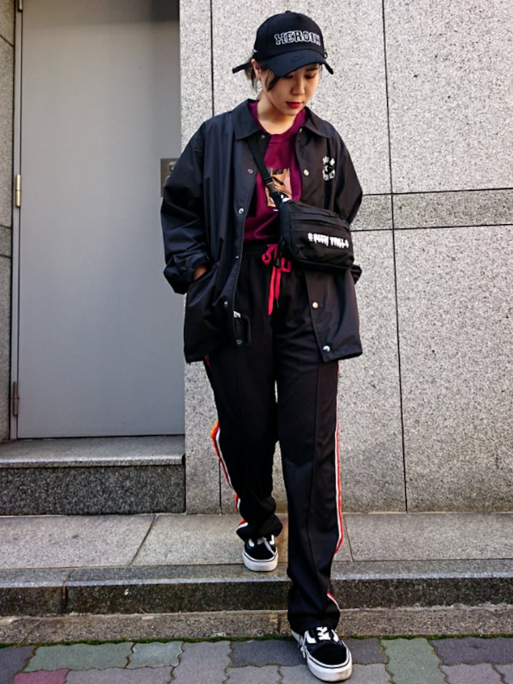 ブラック系のその他パンツ、ブラック系のブルゾン、ブラック系のショルダーバッグを着用したレディースの春コーディネートの1枚目の写真