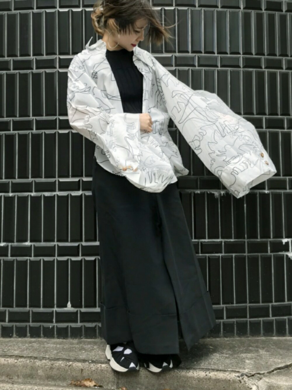 ホワイト系のシャツ/ブラウス、ブラック系のデニムパンツを着用したレディースの春コーディネートの1枚目の写真