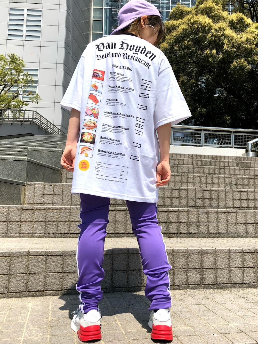 ホワイト系のTシャツ/カットソー、パープル系のその他パンツ、シルバー系のスニーカーを着用したレディースの春コーディネートの1枚目の写真