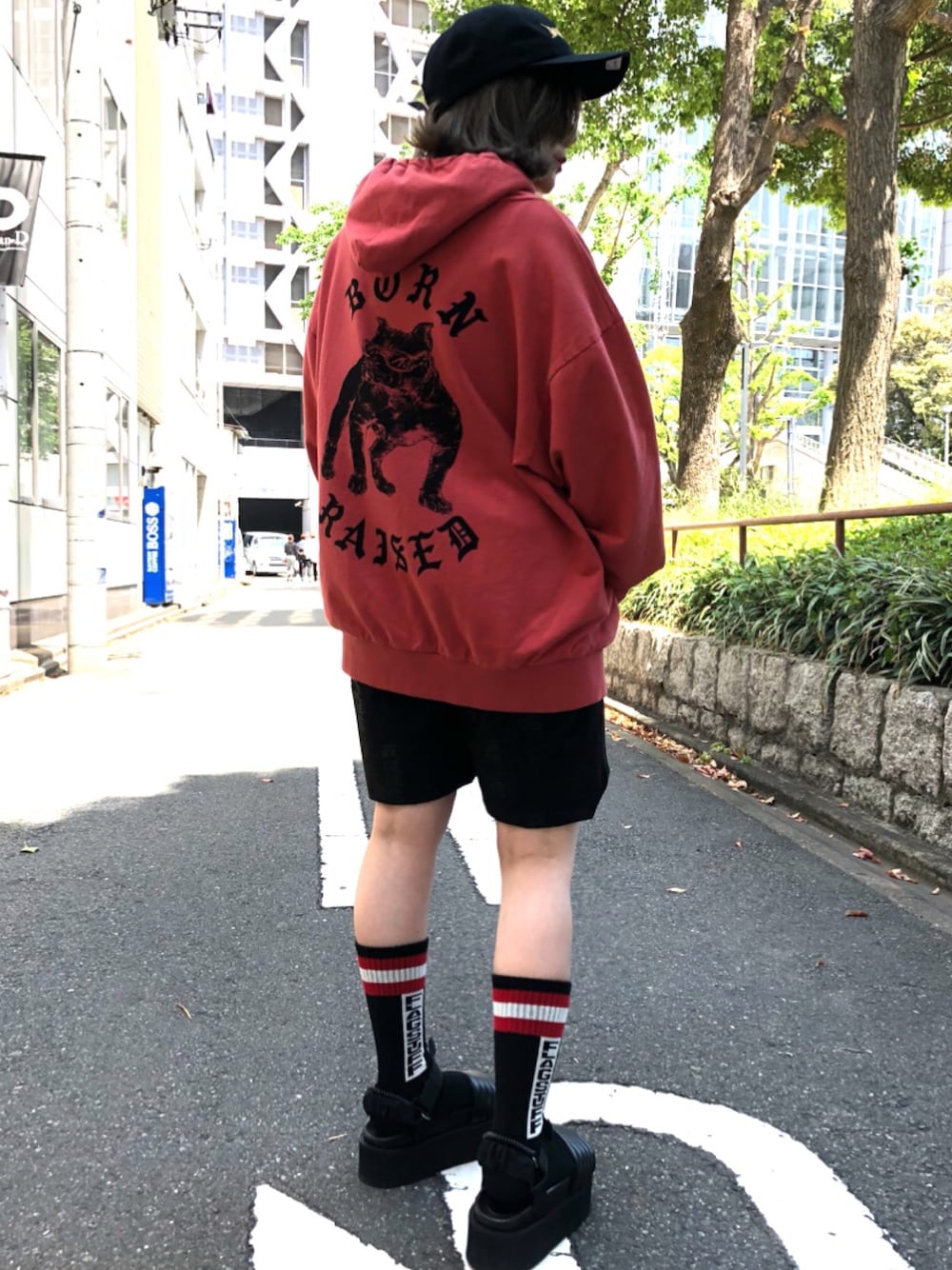 「ストリート、夏、休日スタイル、LHP、名古屋」｜「BORNRAISEDのアイテム（パーカー、ピンク系）」を使った、IZUHARA MAYUさん（レディース・155cm）の春コーディネートの1枚目の写真