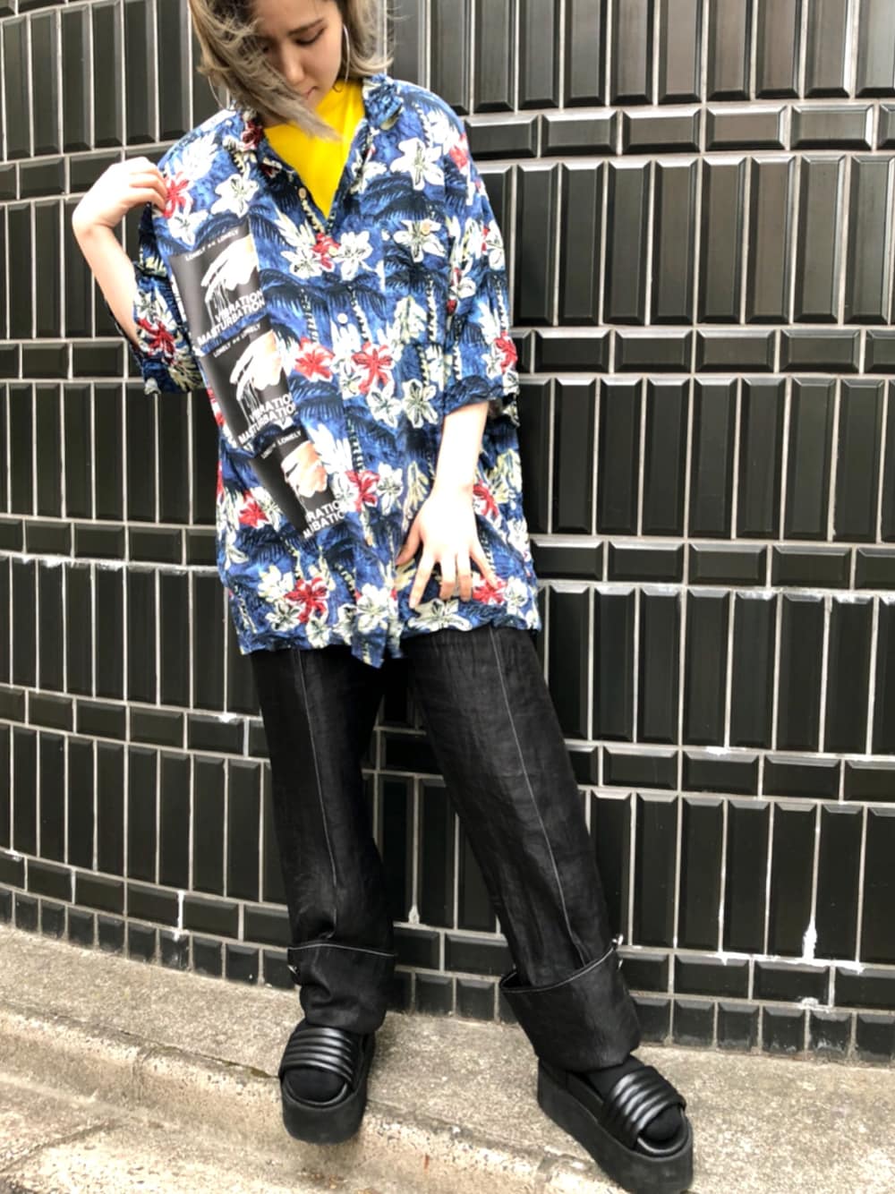 ブルー系のシャツ/ブラウス、イエロー系のTシャツ/カットソーを着用したレディースの春コーディネートの1枚目の写真