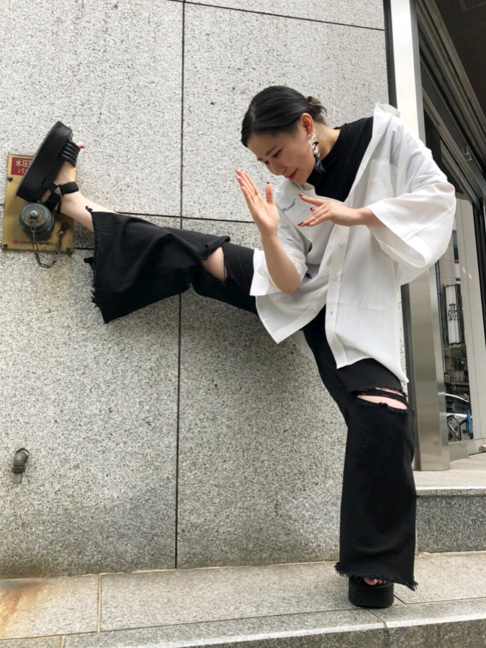 ホワイト系のシャツ/ブラウス、ブラック系のその他パンツ、ホワイト系のシャツ/ブラウスを着用したレディースの夏コーディネートの1枚目の写真