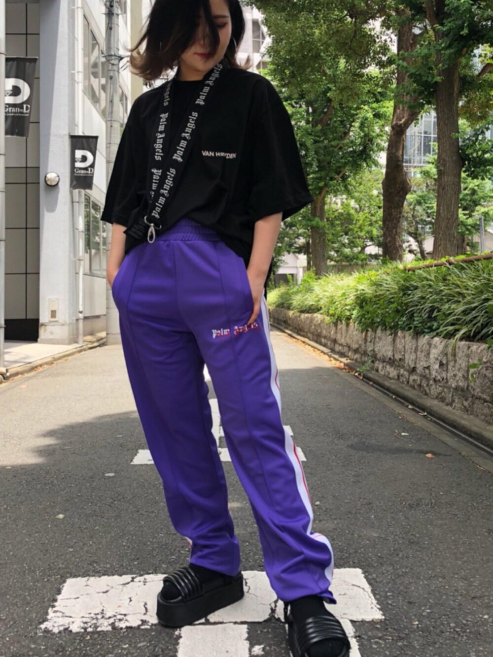 パープル系のスラックス、ブラック系のTシャツ/カットソー、ブラック系のファッション雑貨を着用したレディースの夏コーディネートの1枚目の写真