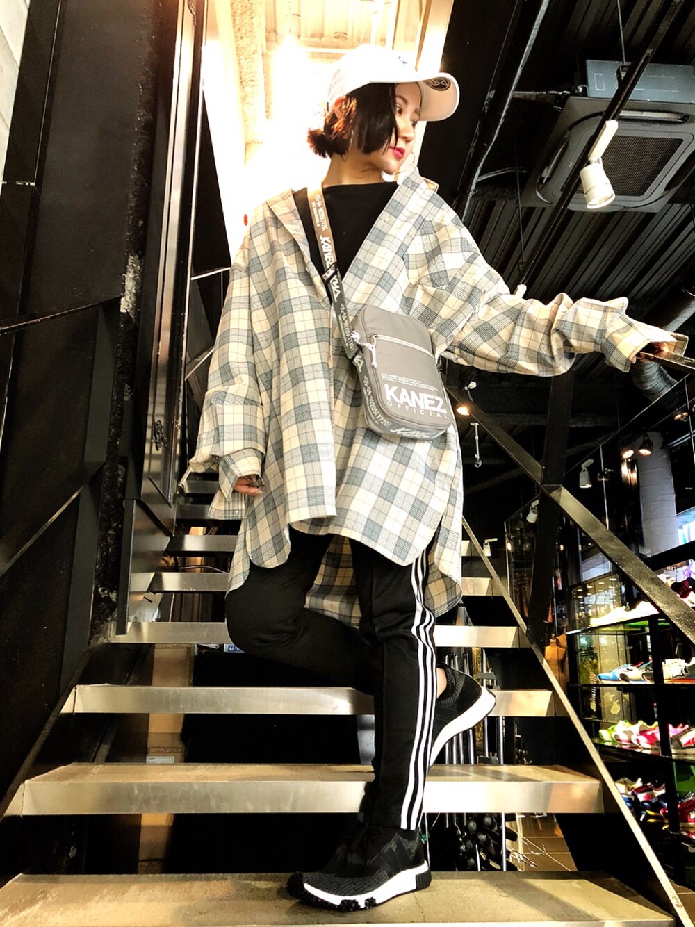 「キャップ、adidas、LHP、名古屋、スニーカーコーデ、KaneZ、秋コーデ、chica」｜「KaneZのKaneZ/ケインズ/リフレクターサコッシュバッグ（ショルダーバッグ、シルバー系）」を使った、IZUHARA MAYUさん（レディース・155cm）の夏コーディネートの1枚目の写真