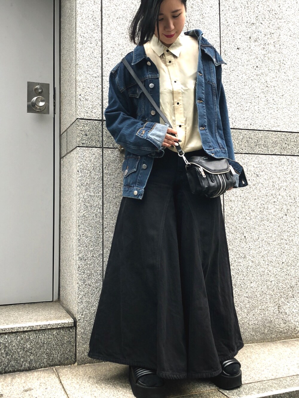 ブルー系のジャケット/アウターを着用したレディースの夏コーディネートの1枚目の写真