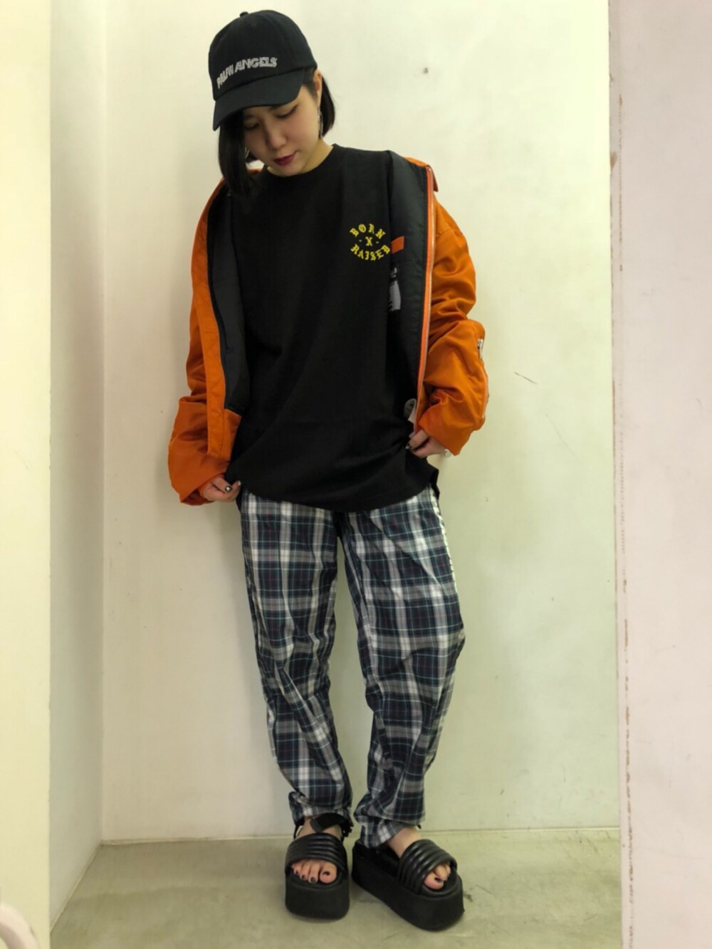 「名古屋、misbhv、LHP、秋のコーデ、シンプル、秋」｜「PLEASURESのPLEASURES/プレジャーズ/PLAID ATHLETIC WIND PANTS（その他パンツ、グリーン系）」を使った、IZUHARA MAYUさん（レディース・155cm）の秋コーディネートの1枚目の写真