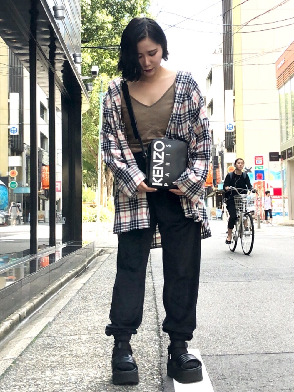 ブラック系のバッグ、ホワイト系のシャツ/ブラウス、ホワイト系のシャツ/ブラウスを着用したレディースの秋コーディネートの1枚目の写真