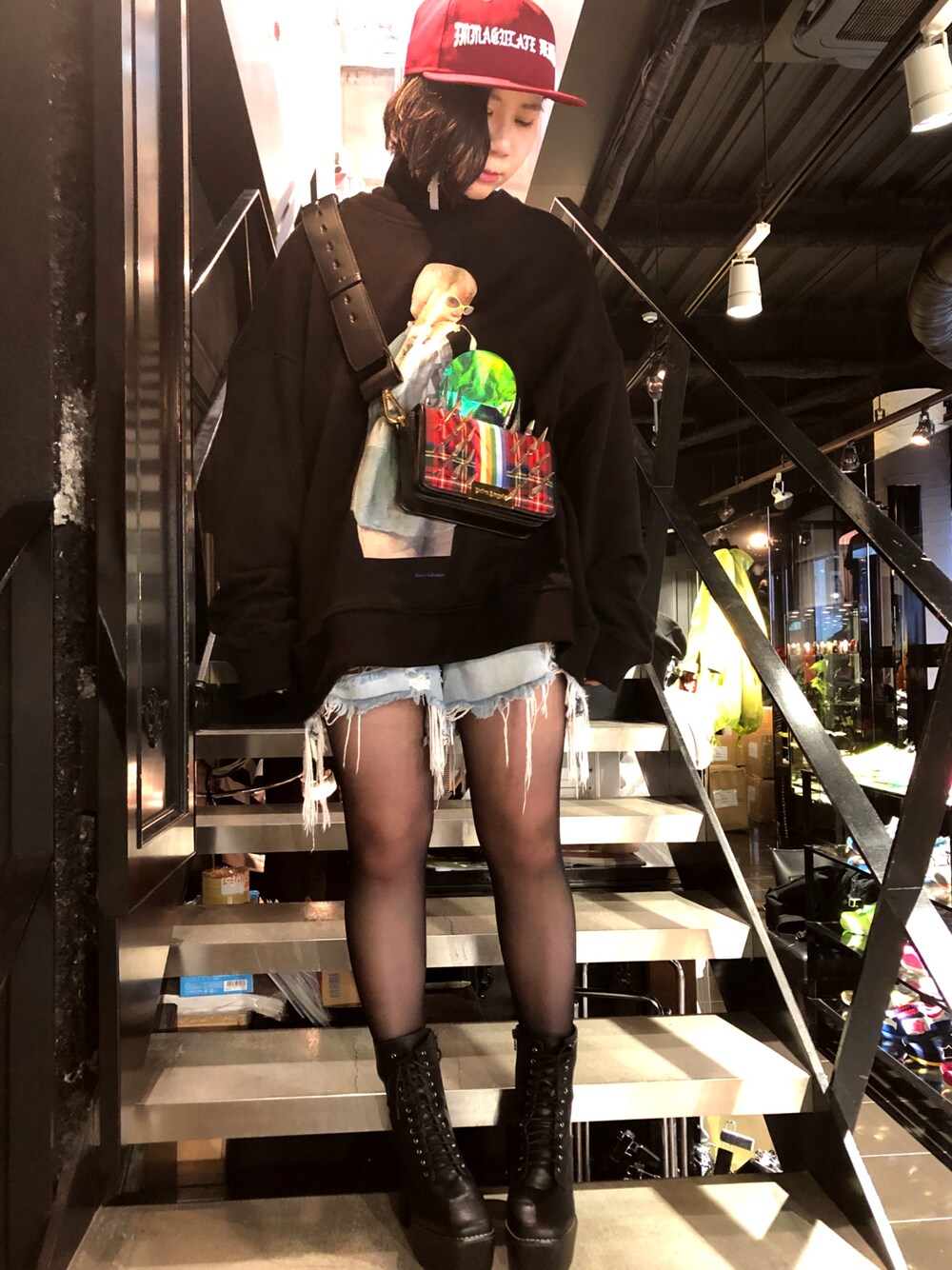 「秋のコーデ、秋色、ootd、シンプルコーデ、カジュアルコーデ、雨の日コーデ、ゆるコーデ」｜「Palm Angelsのアイテム（バッグ、レッド系）」を使った、IZUHARA MAYUさん（レディース・155cm）の秋コーディネートの1枚目の写真