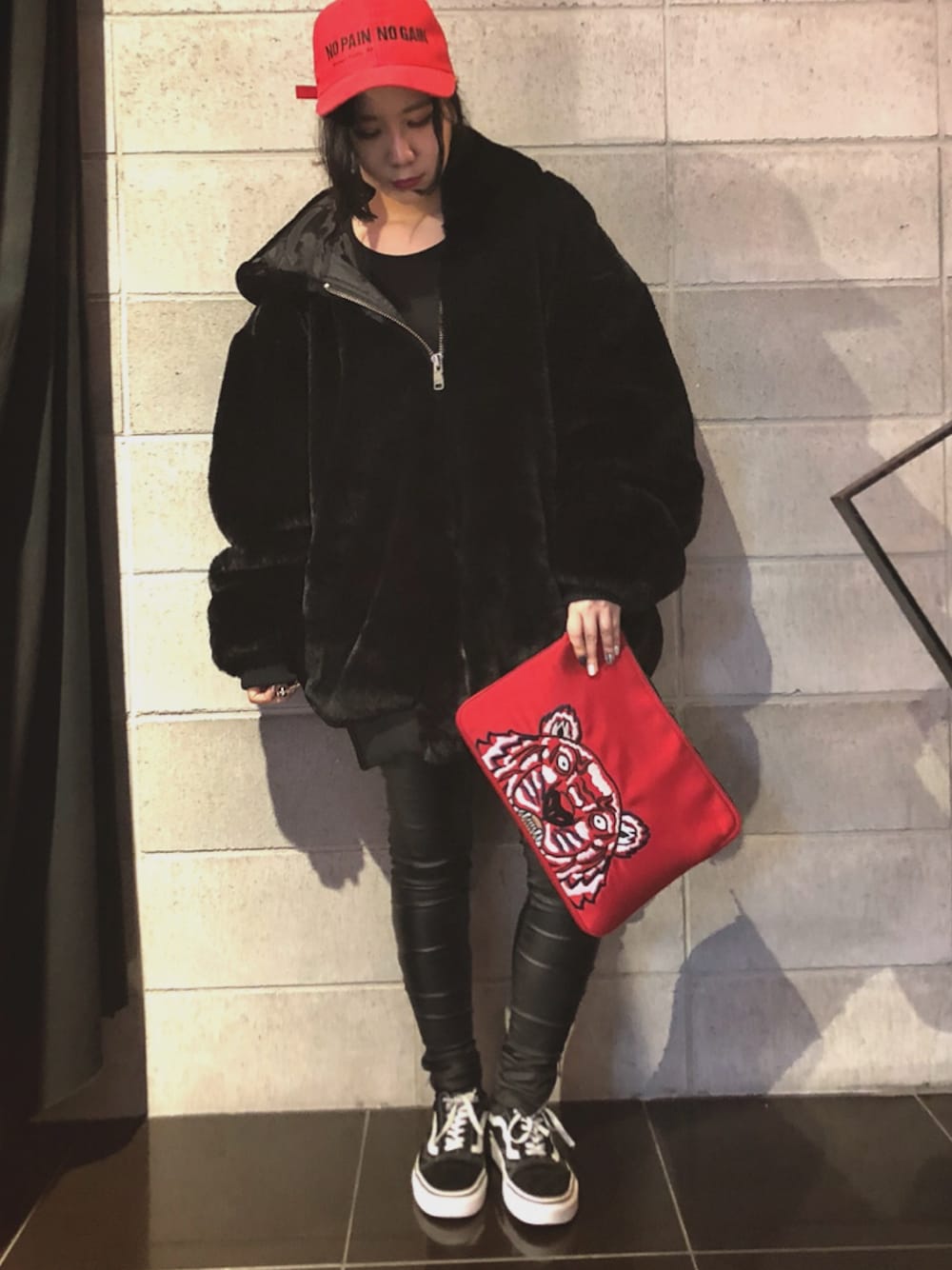 「アウター、カジュアル、赤、LHP、オーバーサイズ、名古屋、Danke schon、もこもこ、ootd」｜「KENZOのTiger A4 Pouch（クラッチバッグ、レッド系）」を使った、IZUHARA MAYUさん（レディース・155cm）の秋コーディネートの1枚目の写真