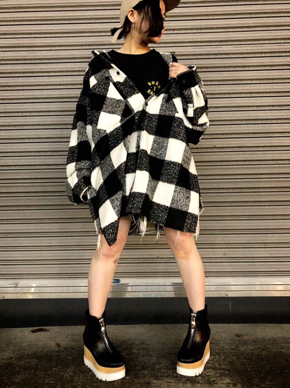 「チェックシャツ、秋のコーデ、ストリート、LHP、大人カジュアル、名古屋、Danke schon、ootd」｜「Jeffrey Campbellのアイテム（ブーツ、ブラック系）」を使った、IZUHARA MAYUさん（レディース・155cm）の秋コーディネートの1枚目の写真