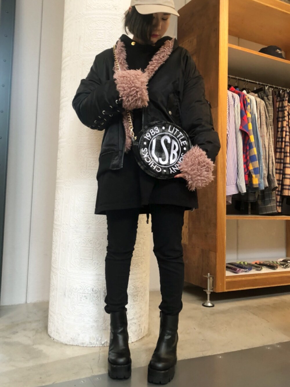 「カジュアル、black、LHP、もこもこ、ootd、little sunny bite、outfit、秋、お洒落さんとつながりたい、chica」｜「Chicaのchica/チカ/NEW エコファーリバーシブルMA-1（ブルゾン、ブラック系）」を使った、IZUHARA MAYUさん（レディース・155cm）の秋コーディネートの1枚目の写真