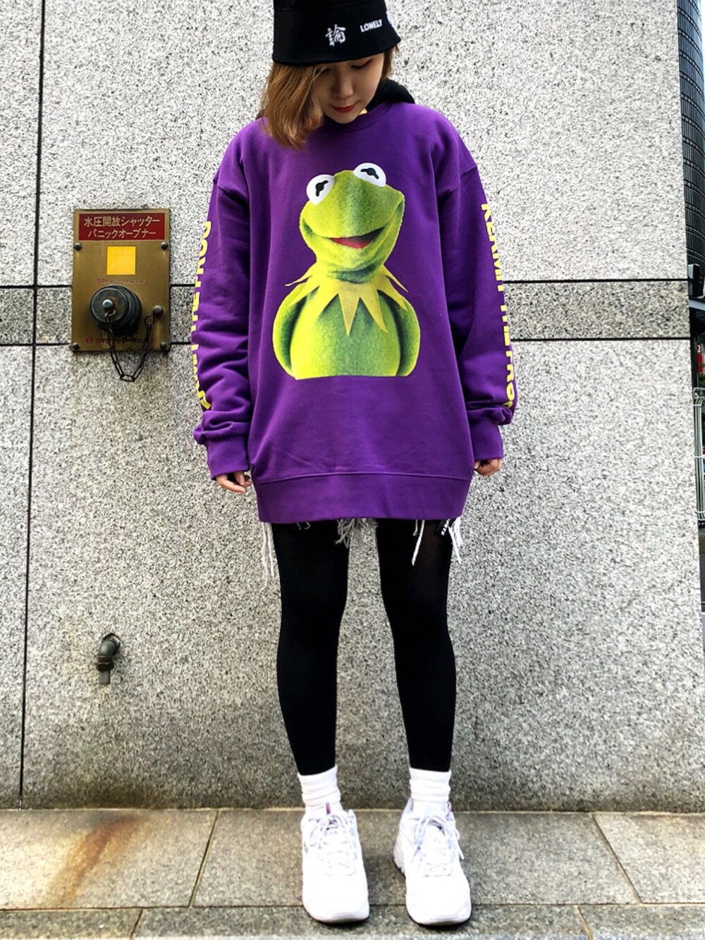 「スニーカー、ストリート、LHP、名古屋、秋コーデ、秋冬コーデ」｜「WHITELANDのWHITELAND/ホワイトランド/KERMIT SWEATSHIRTS（スウェット、パープル系）」を使った、IZUHARA MAYUさん（レディース・155cm）の冬コーディネートの1枚目の写真