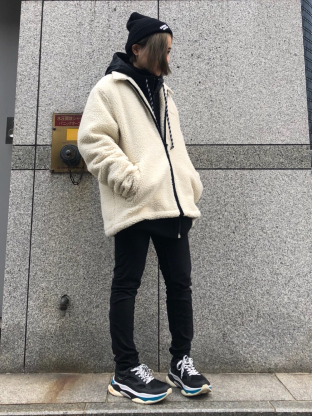 ベージュ系のブルゾン、ブラック系のその他パンツ、ブラック系のパーカーを着用したレディースの冬コーディネートの1枚目の写真